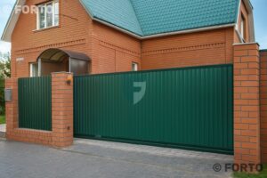 откатные ворота из профнастила с кирпичными столбами фото